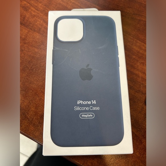 iPhone 14 Silicon MagSafe case - Picture 2 of 3